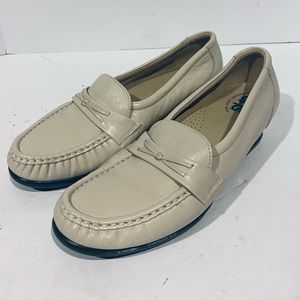 Womens SAS Tripad Slip on Flats Ivory/cream size 7 Made in USA